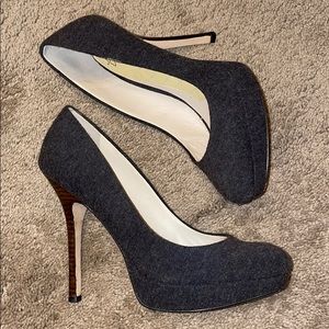 Grey platform pumps